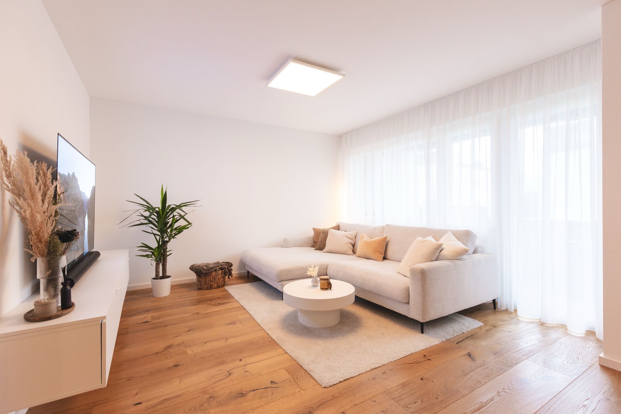 Ruhiges, hochwertig saniertes Wohnzimmer mit warmem Tageslicht