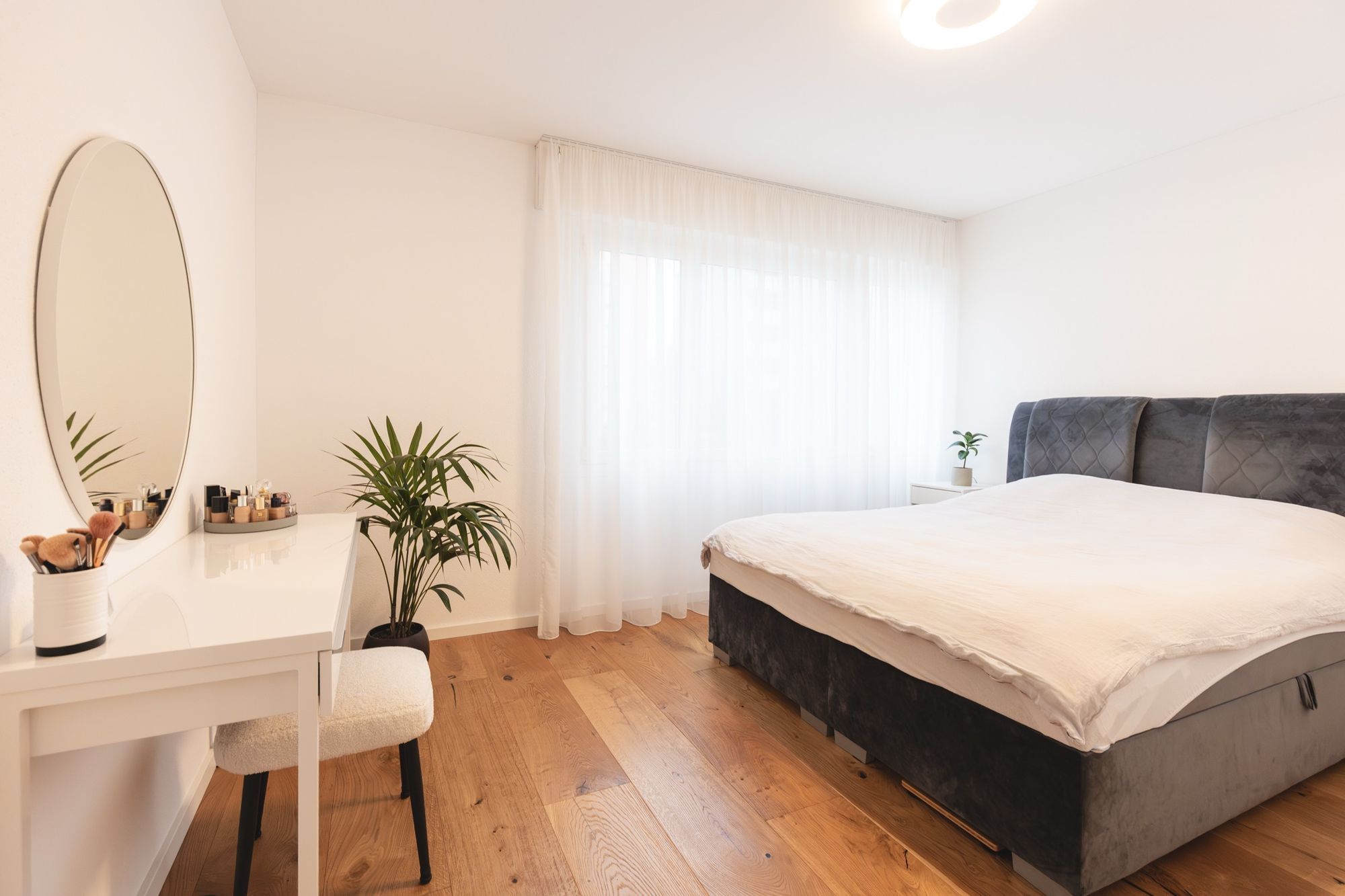 Ruhiges Schlafzimmer mit warmem Holzboden
